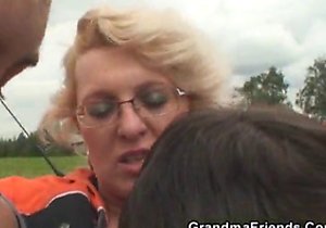 Outdoor fucking session with a random granny
